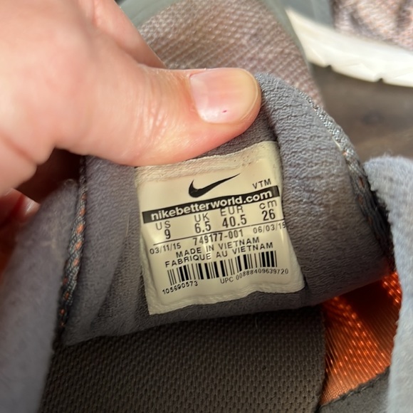 NIKE, sneakers size 9, preloved but lots of life left - Picture 7 of 8